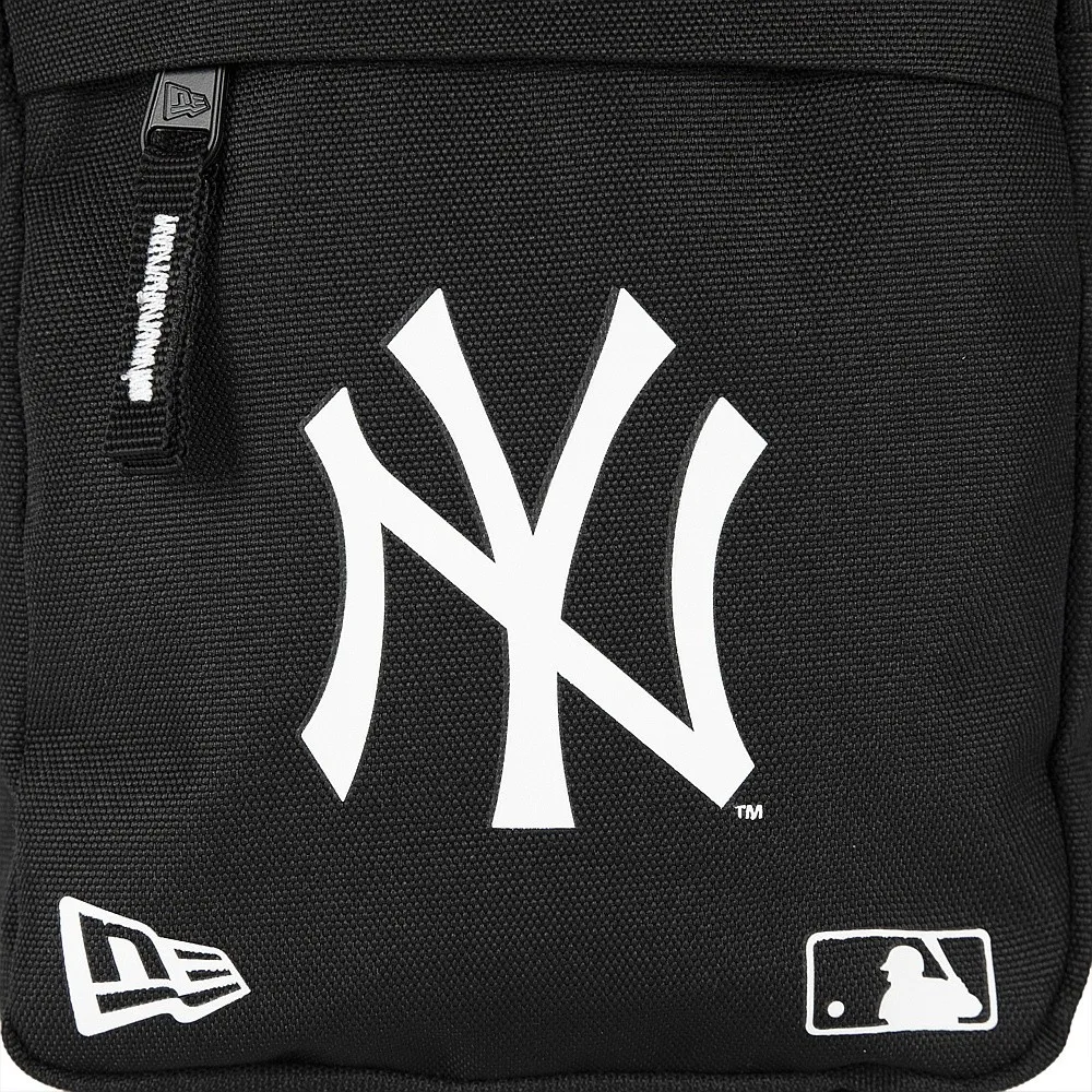 BOLSA NEW ERA SIDE MLB NEW YORK YANKEES  BLACK/WHITE