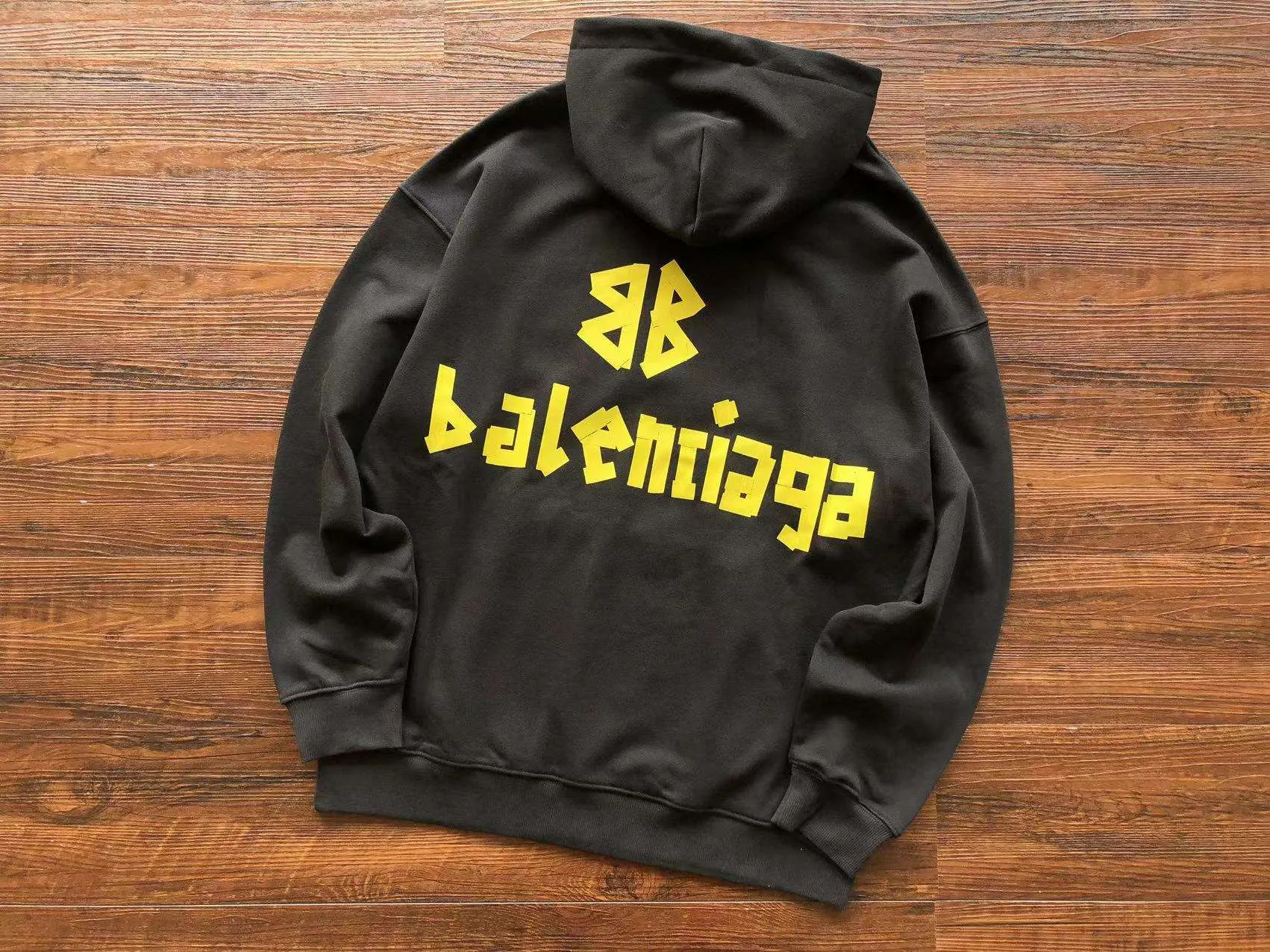 Camiseta Balenciaga SS23 – 672546