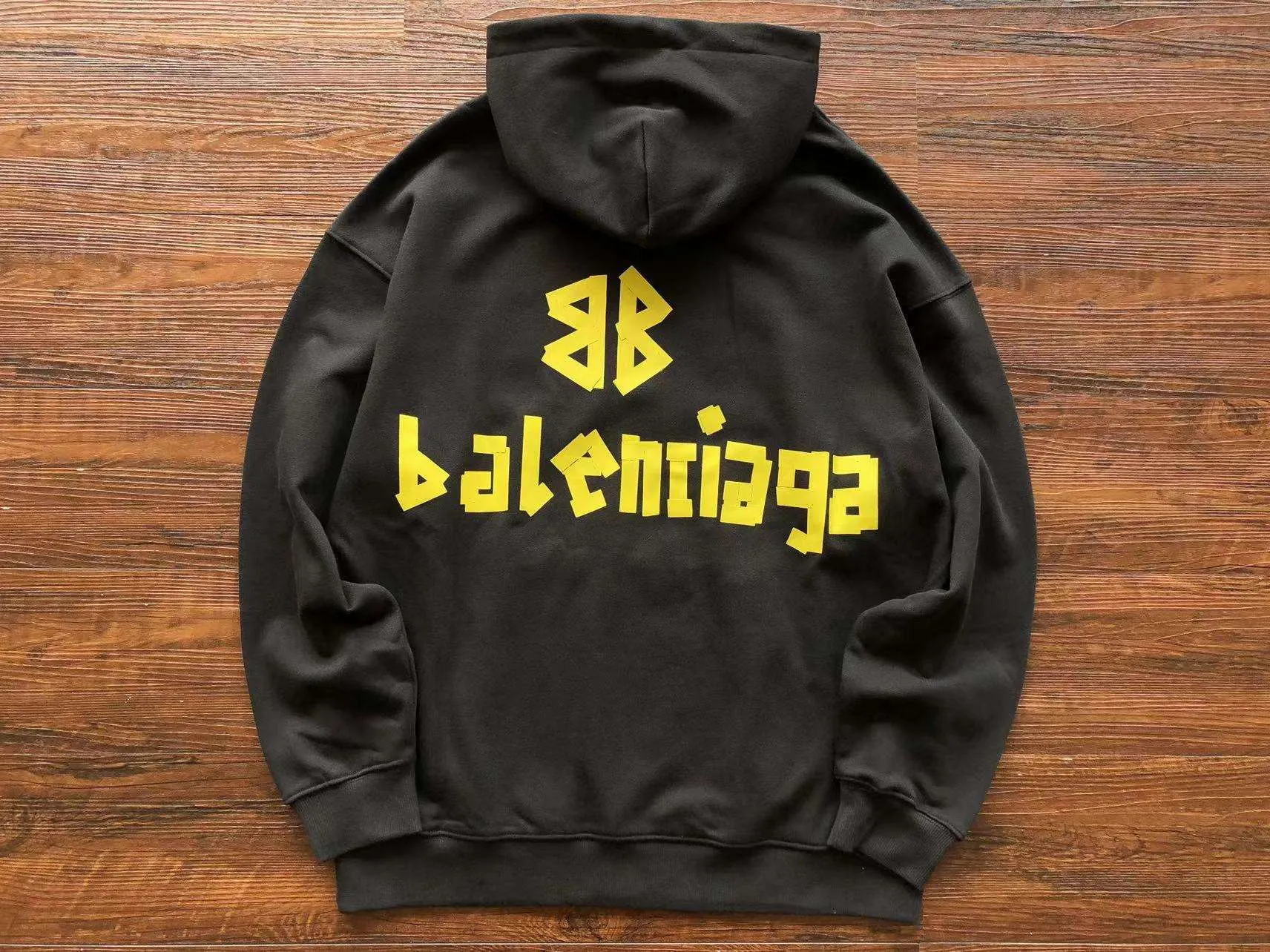 Camiseta Balenciaga SS23 – 672546
