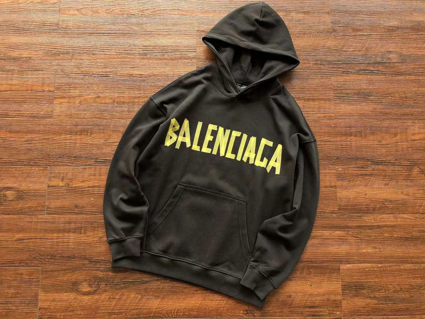 Camiseta Balenciaga SS23 – 672546