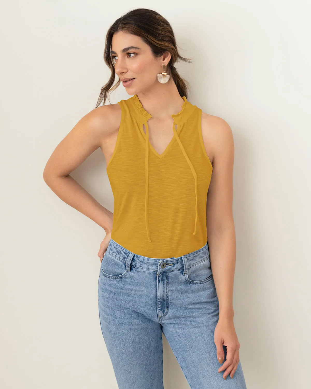 Camiseta manga sisa con cuello en V y tiras para amarrar