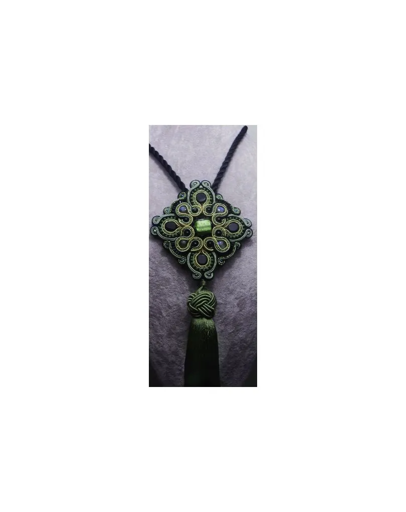 COLGANTE DE BISUTERIA SOUTACHE,VERDE CAZA FLECOS