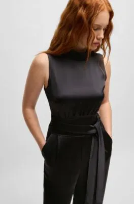Mono de raso con cuello medio y cinturón de anudar