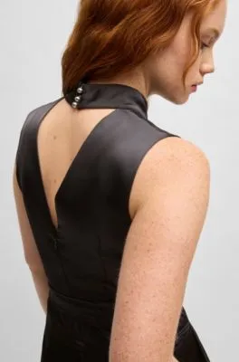Mono de raso con cuello medio y cinturón de anudar