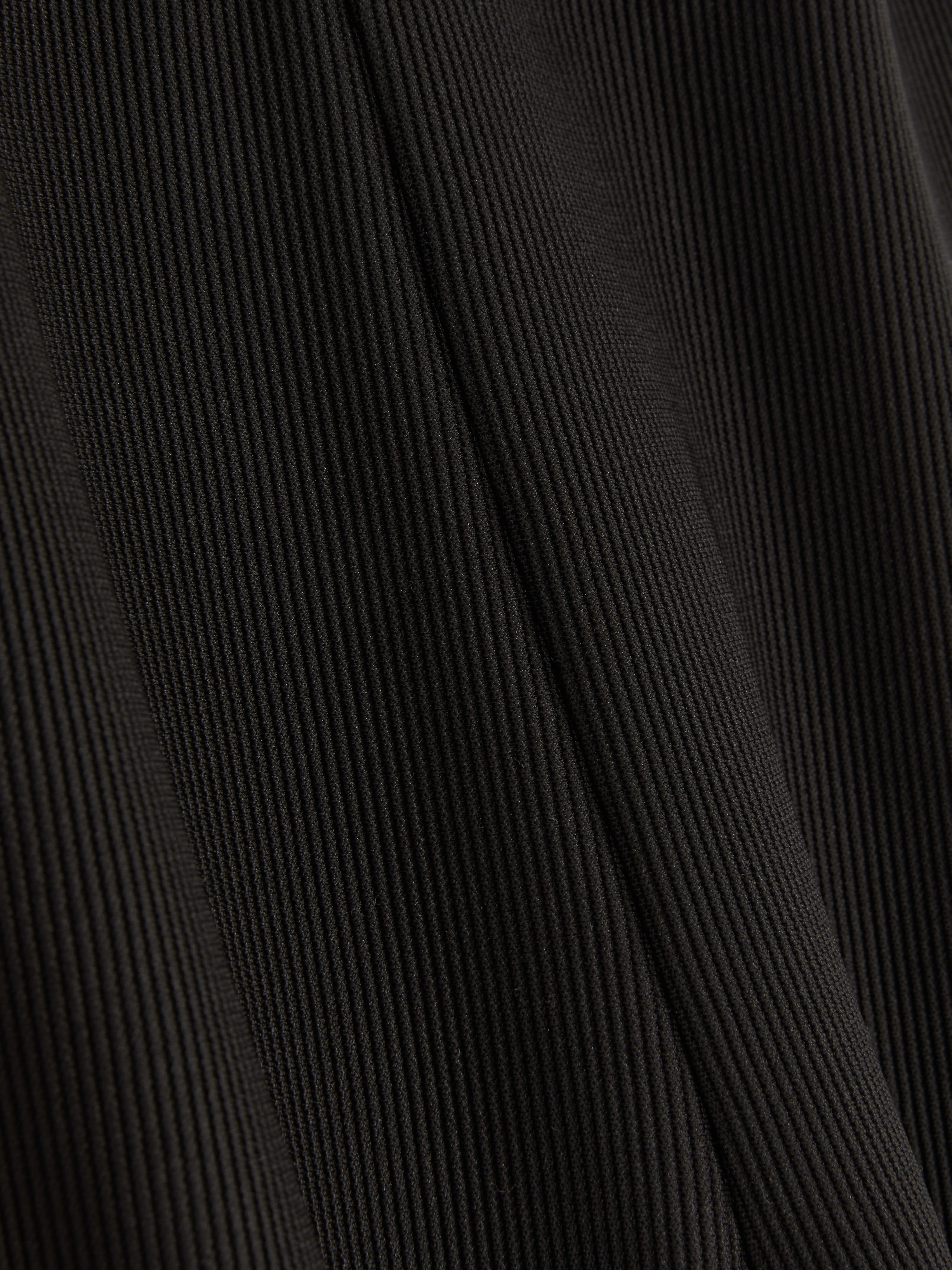 Pantalones acanalados y acampanados