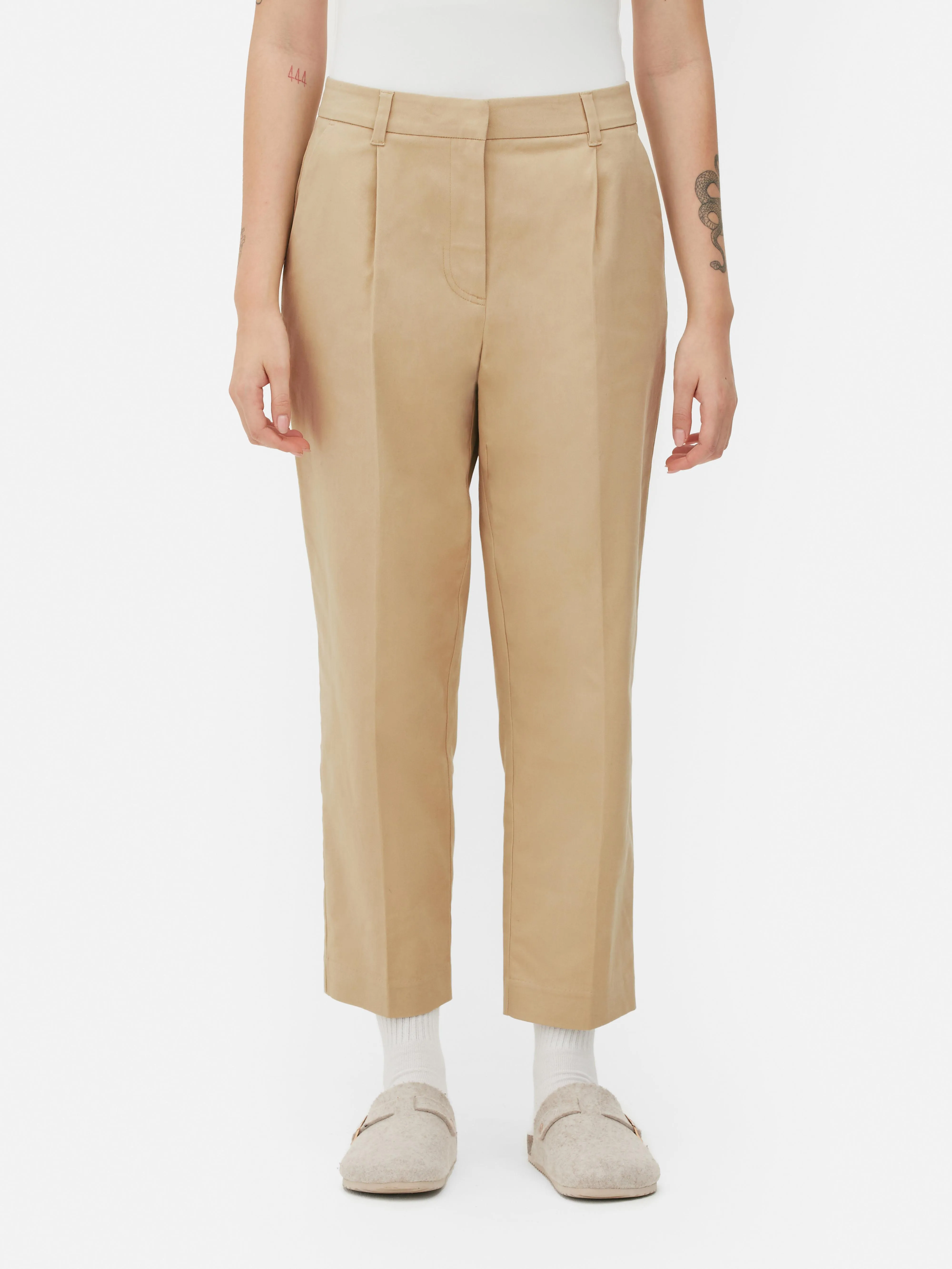 Pantalones chinos con pernera cónica