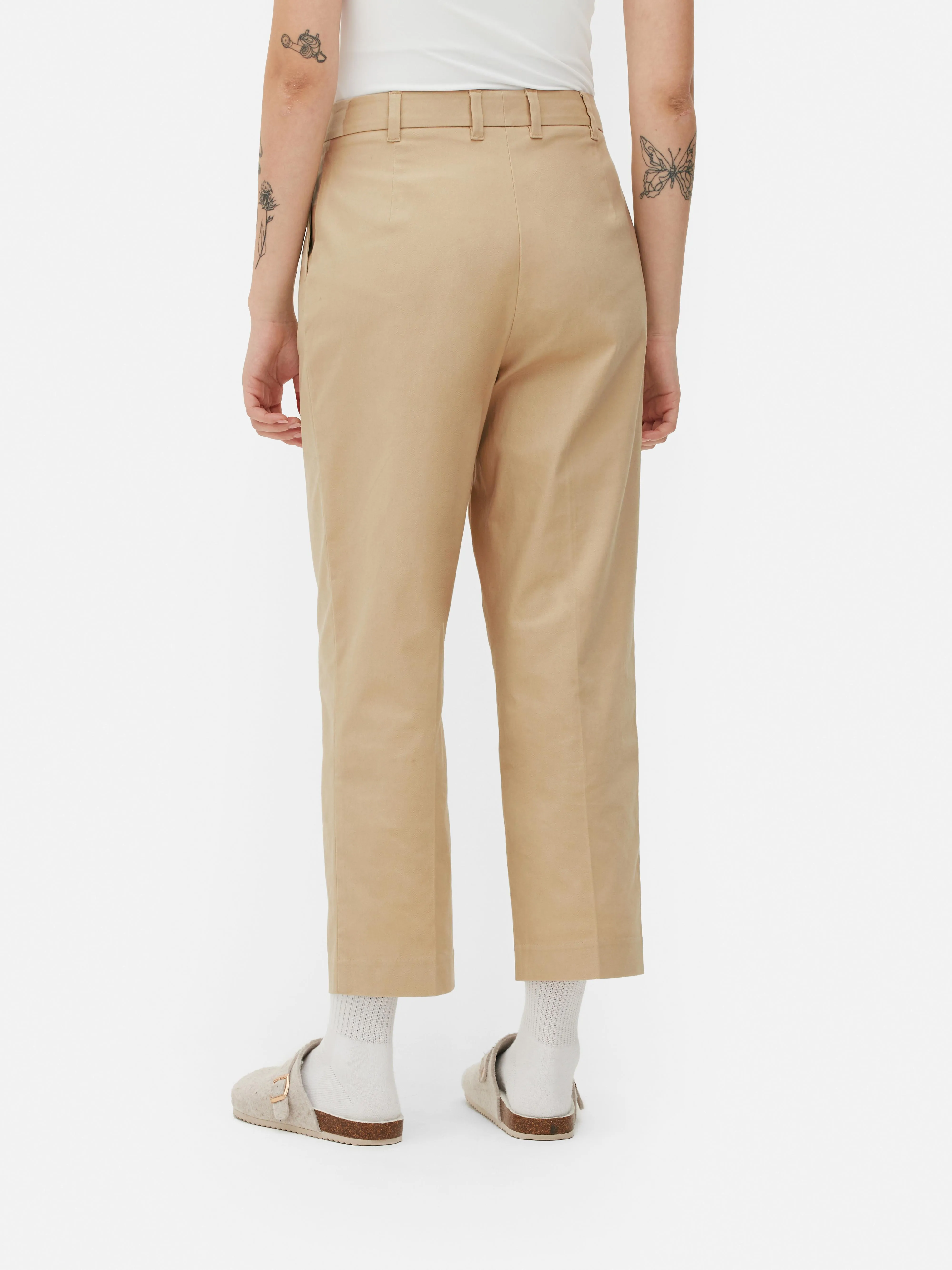 Pantalones chinos con pernera cónica