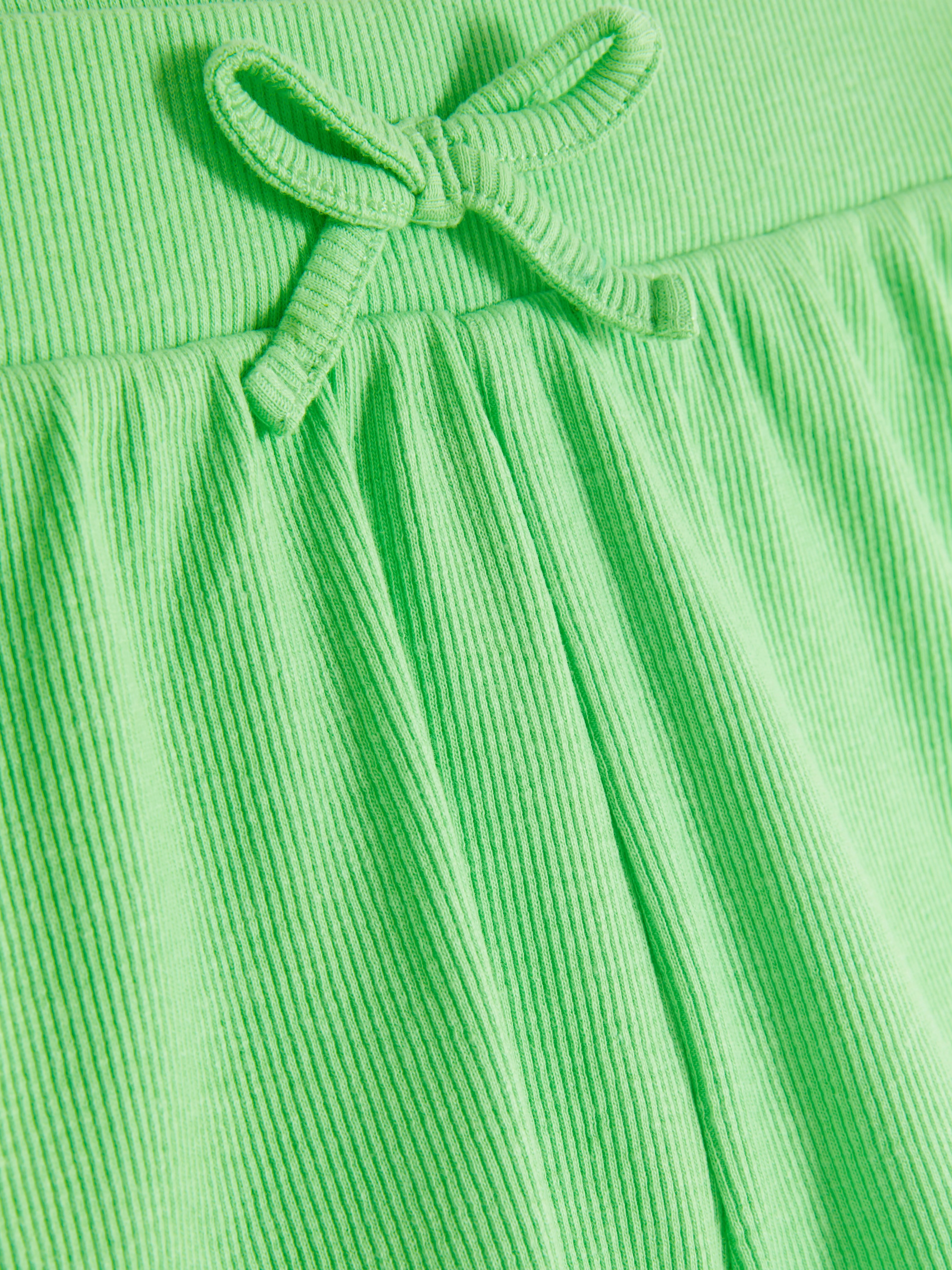 Pantalones cortos acanalados con ribete ondulado