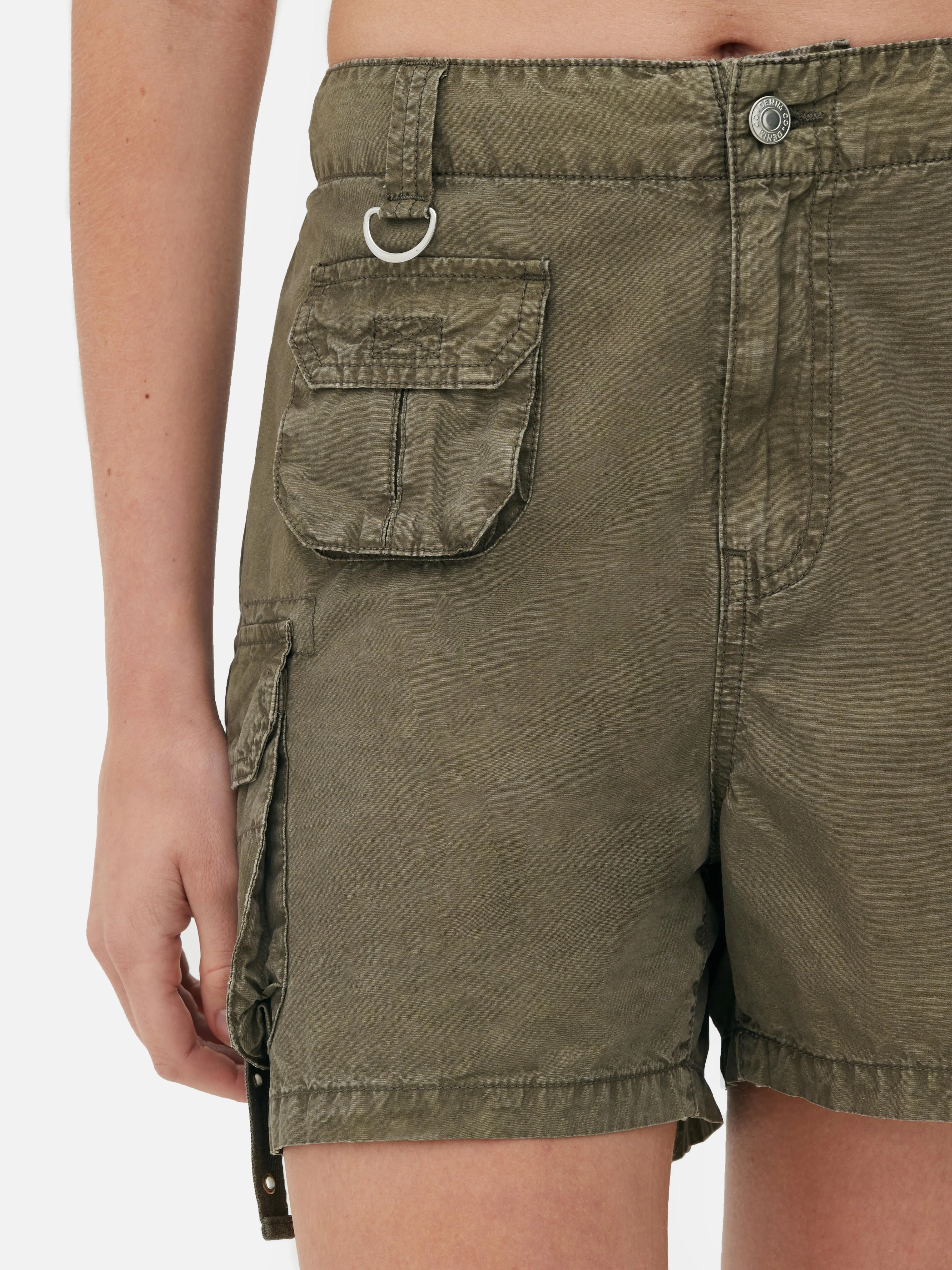 Pantalones cortos cargo con bolsillos de Rita Ora