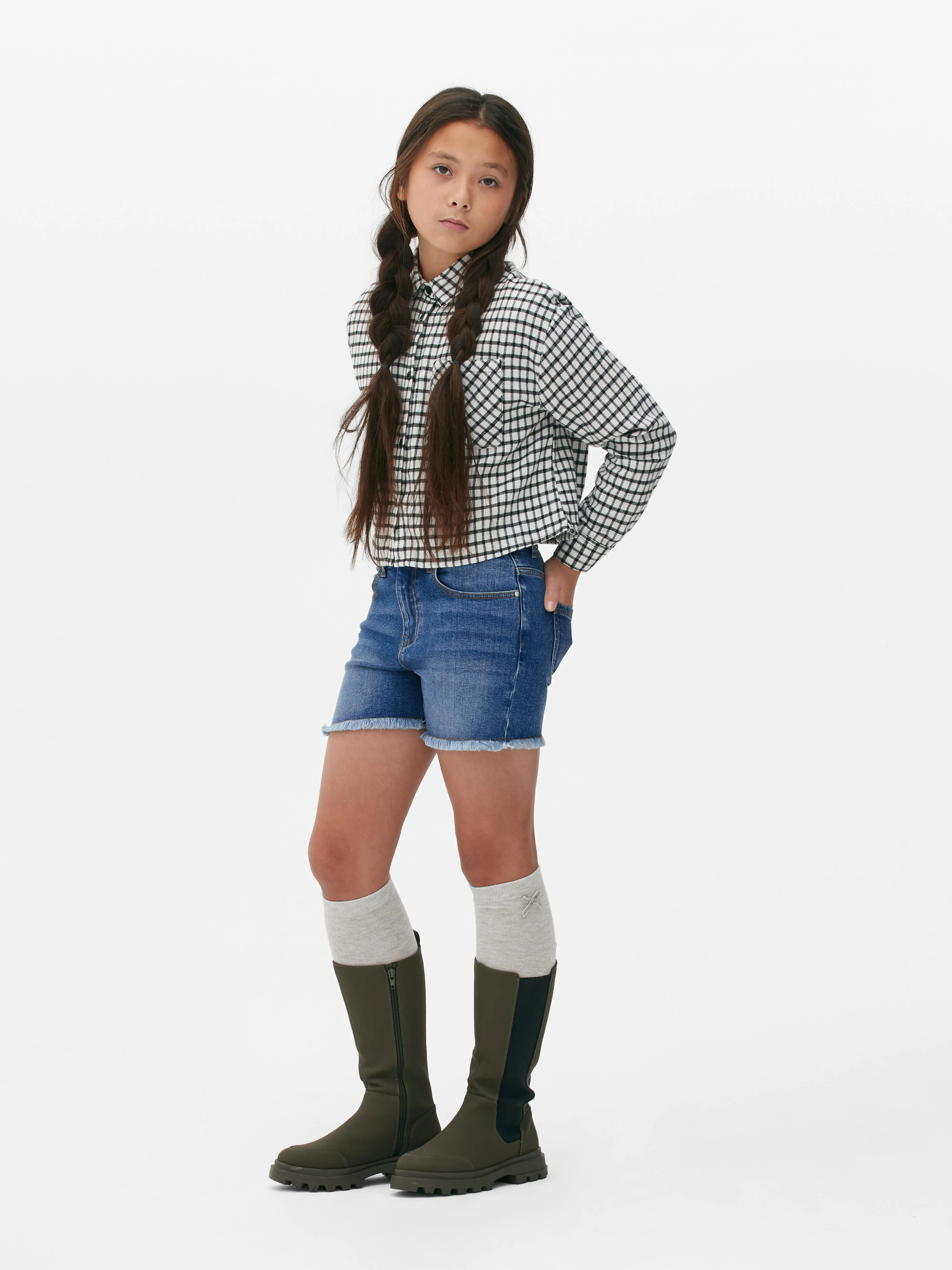 Pantalones vaqueros cortos con bajos deshilachados