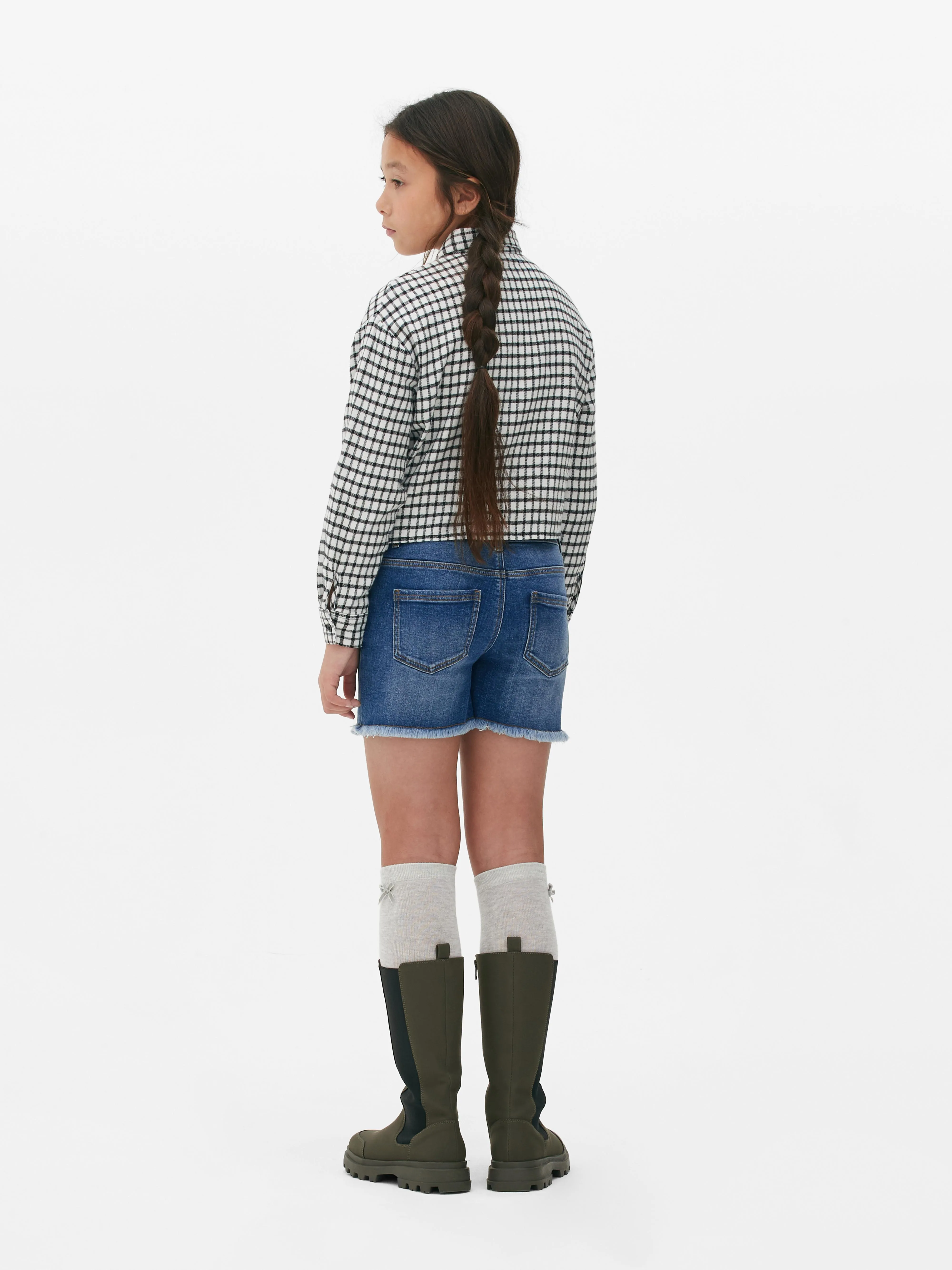 Pantalones vaqueros cortos con bajos deshilachados