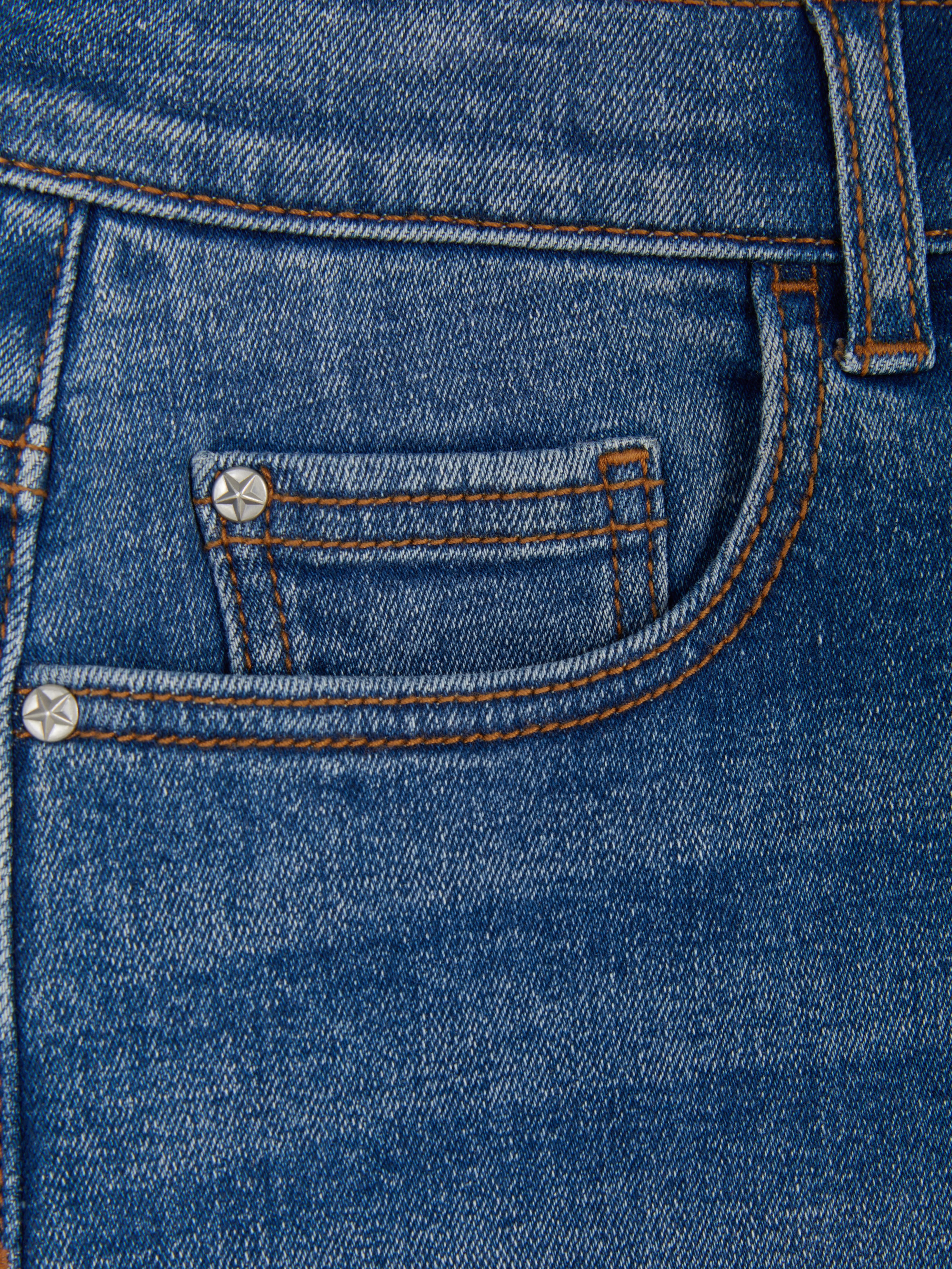 Pantalones vaqueros cortos con bajos deshilachados