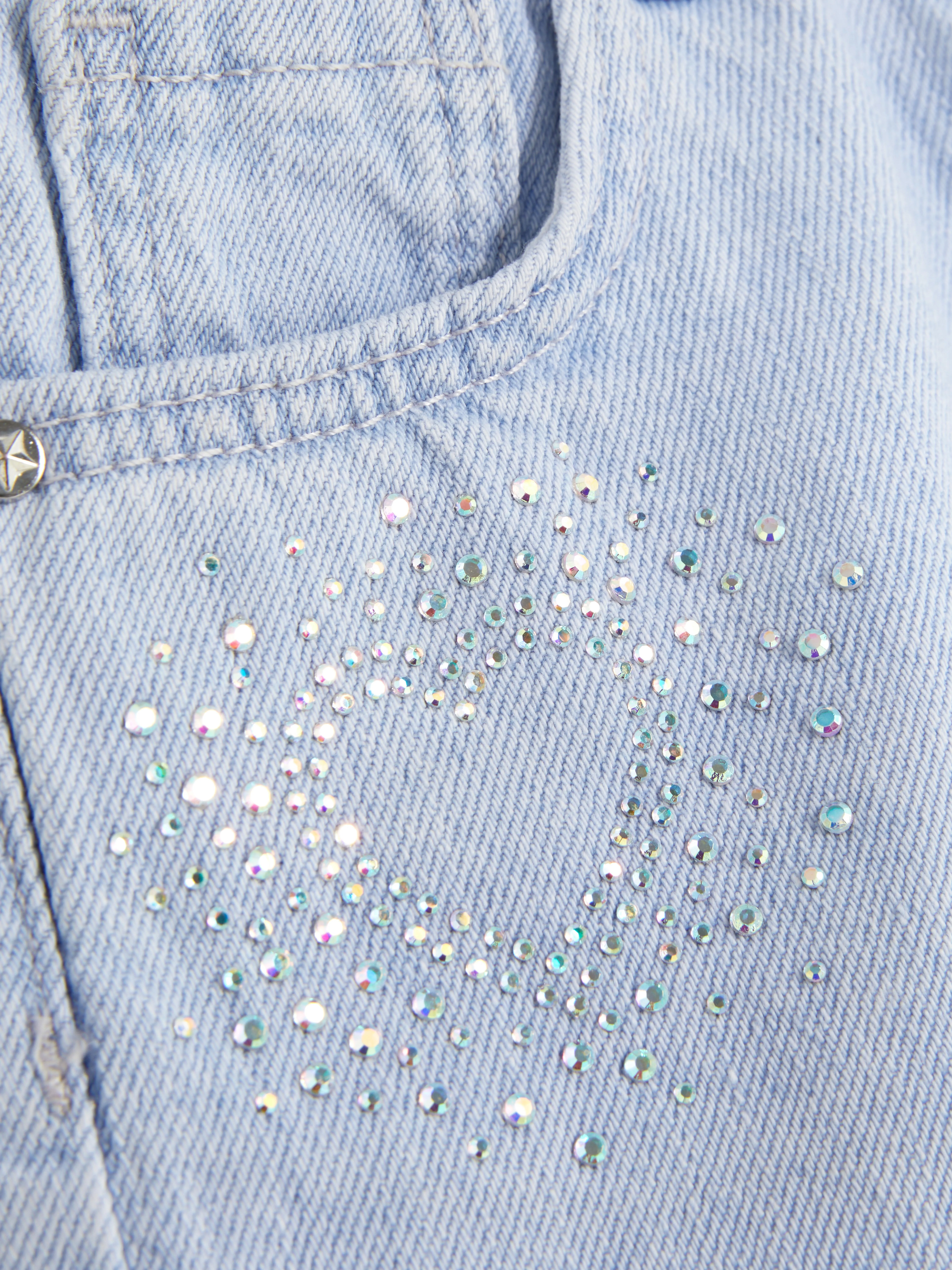 Pantalones vaqueros cortos con strass y sin rematar