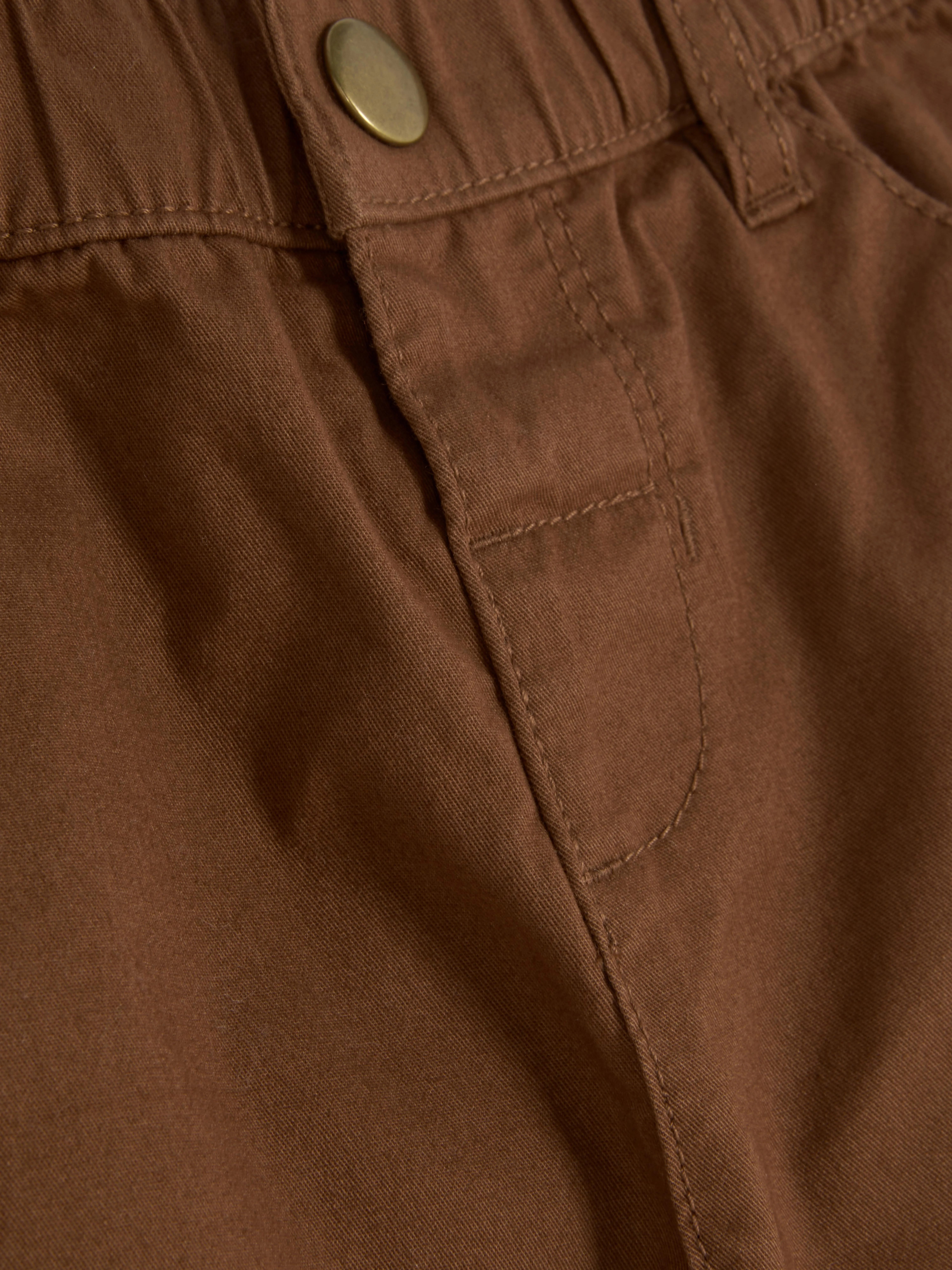Pantalón cargo con bajos ajustados