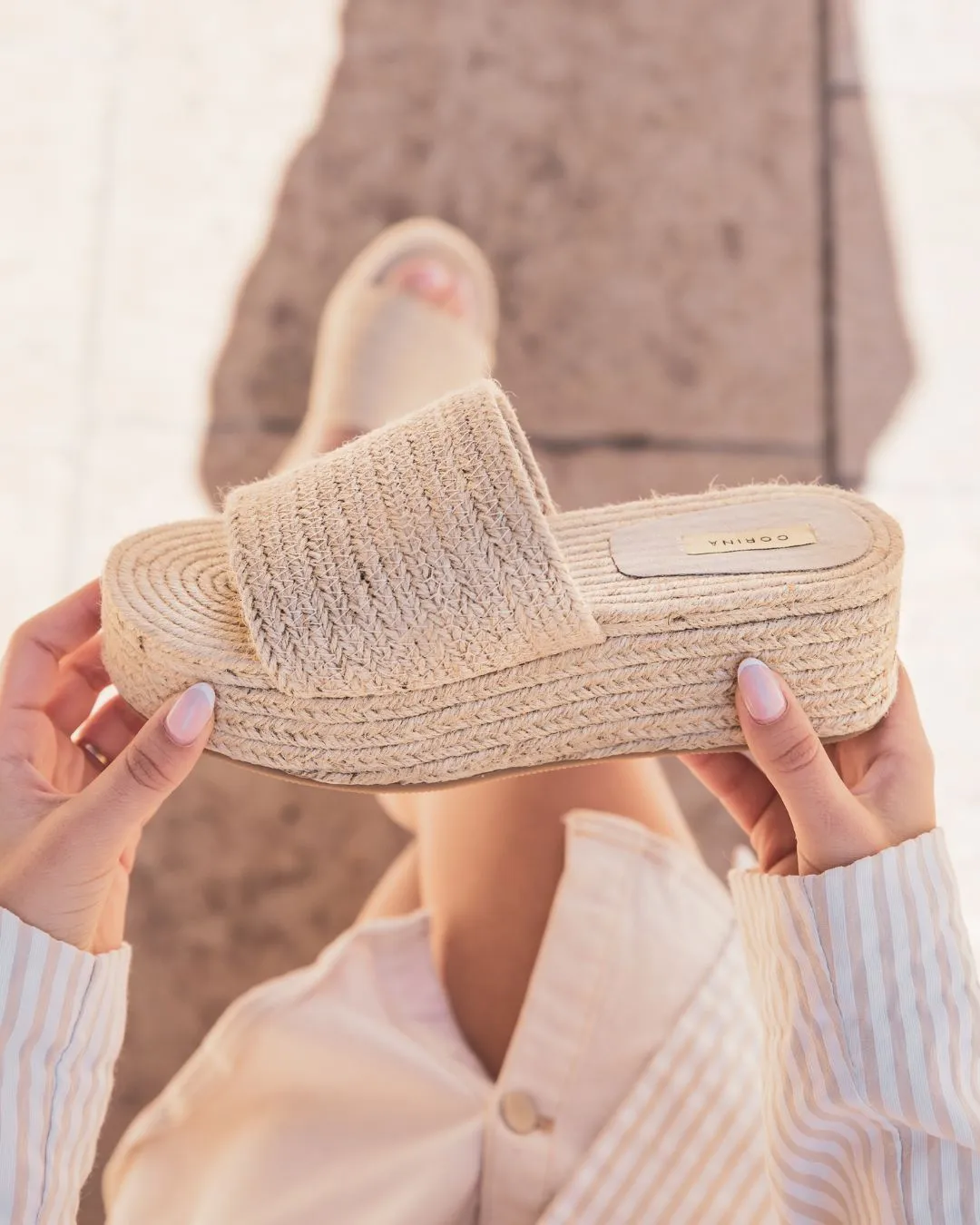 SANDALIA MUJER PLATAFORMA MULA BEIGE  CORALINE