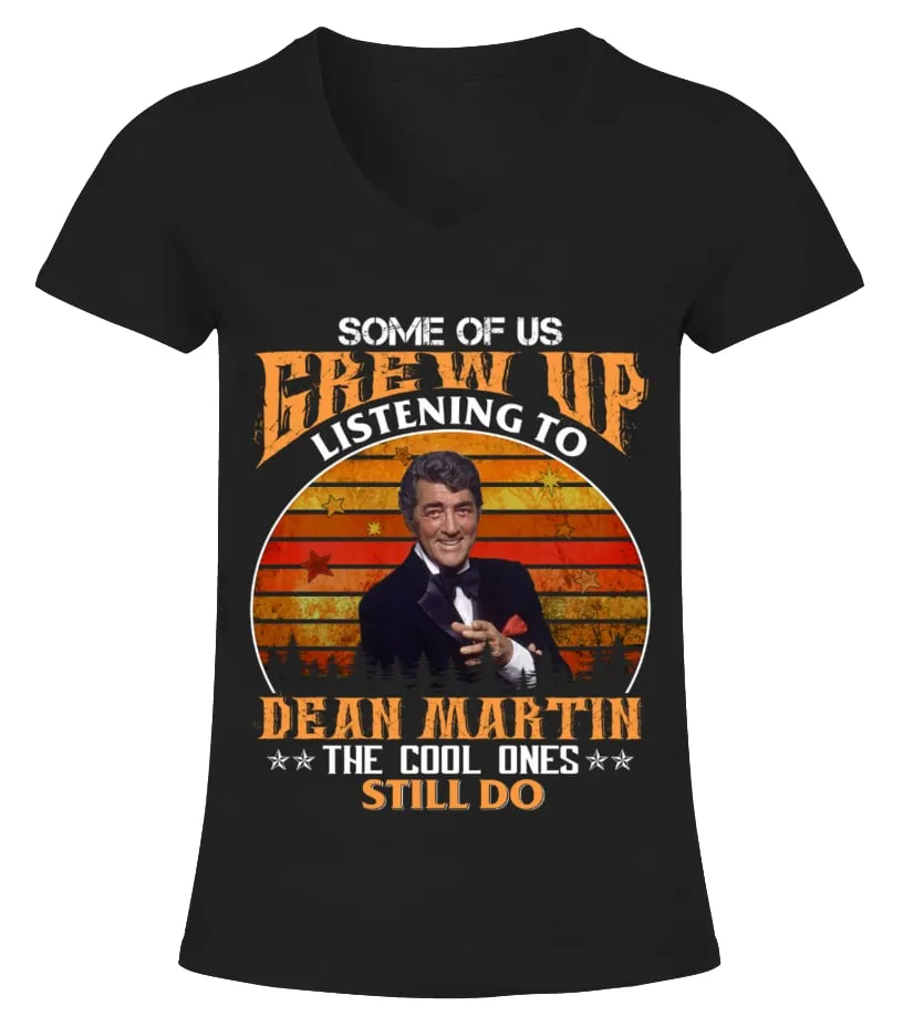 SOME OF US GREW UP LISTENING TO DEAN MARTIN Camiseta cuello pico Mujer