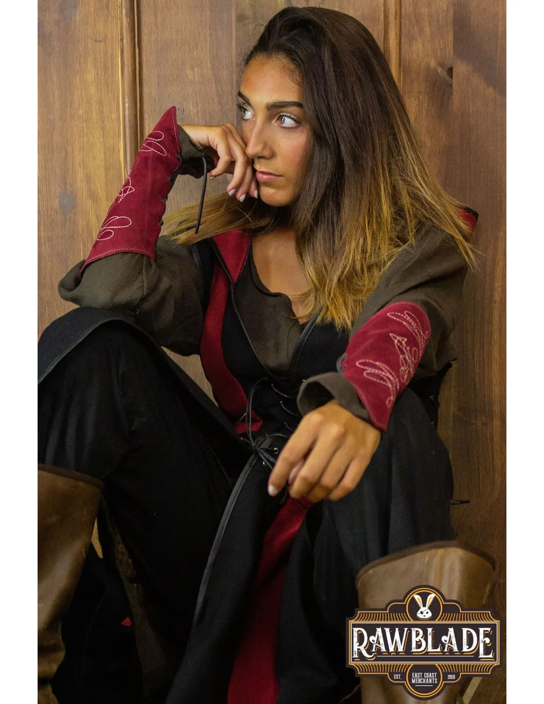 TúNICA MEDIEVAL DE MUJER ARQUERA ARYLITH  NEGRO Y ROJO